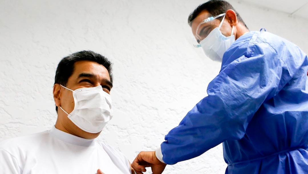 El presidente de Venezuela, Nicolás Maduro, mientras es vacunado (EFE)