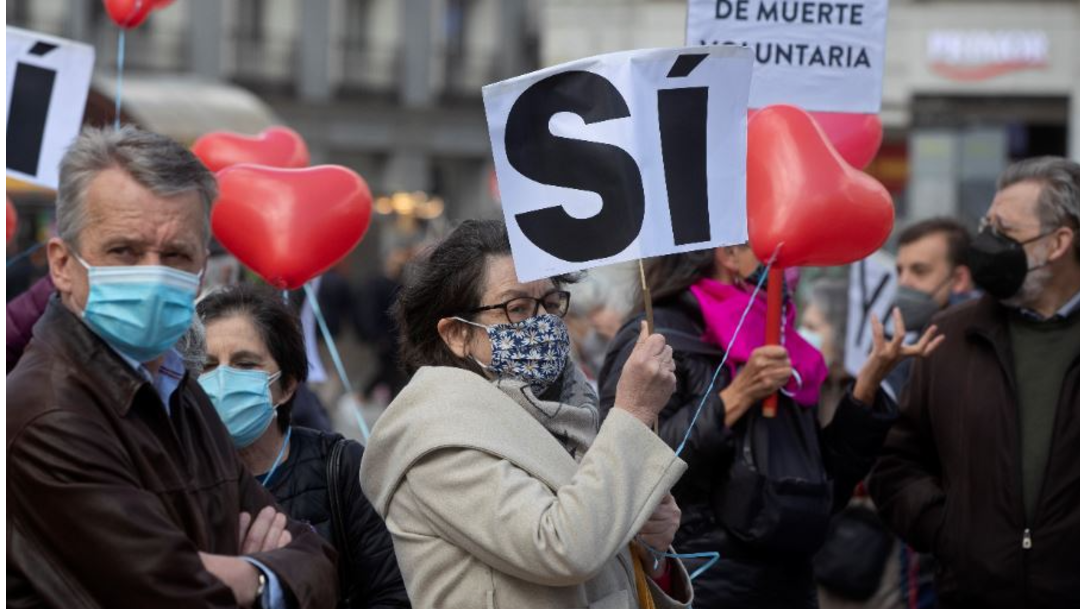 Manifestantes a favor de la eutanasia en Madrid