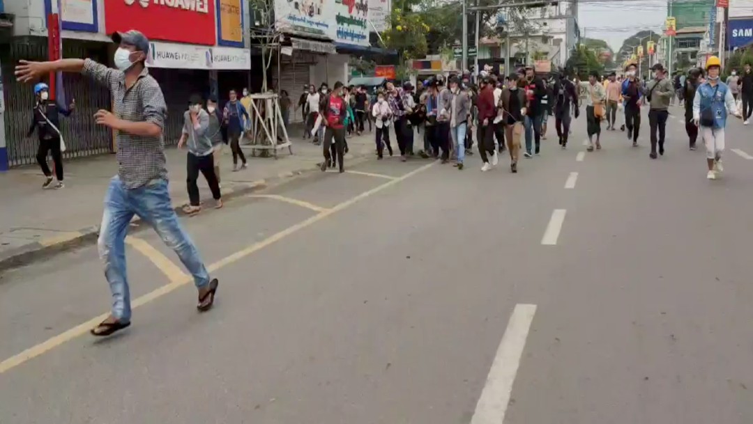 Manifestantes en Myanmar desafían toque de queda en apoyo a estudiantes rodeados por fuerzas de seguridad 