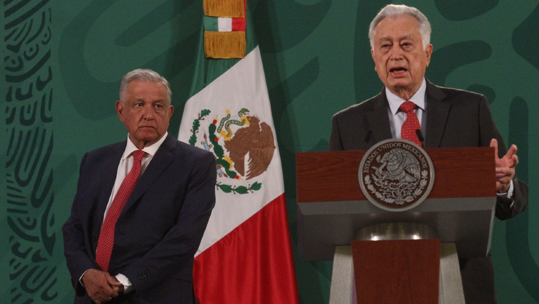 Manuel Bartlett Díaz, director de la CFE, y Andrés Manuel López Obrador, presidente de México, durante la conferencia de prensa matutina