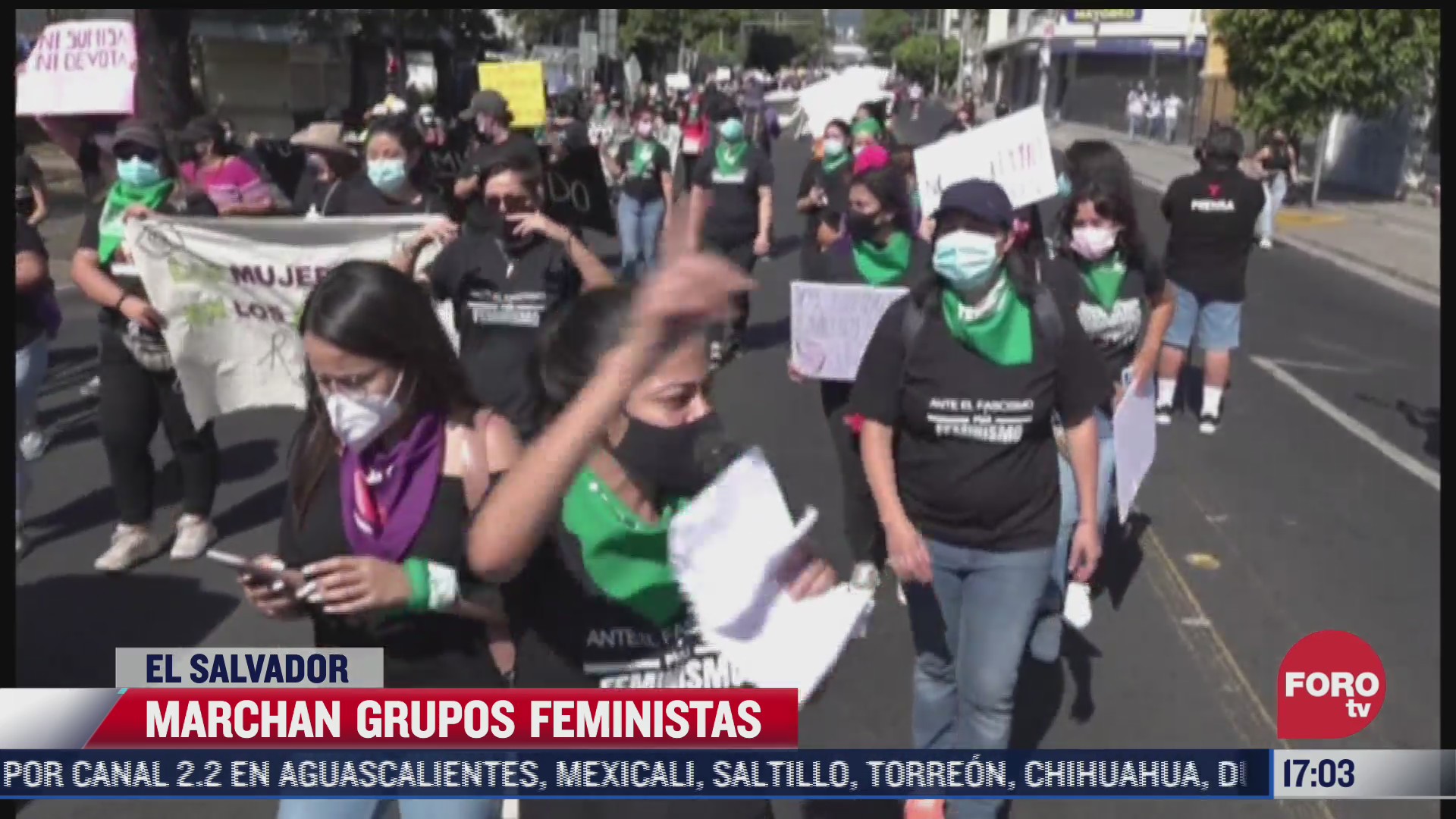 marchan grupos feministas en el salvador