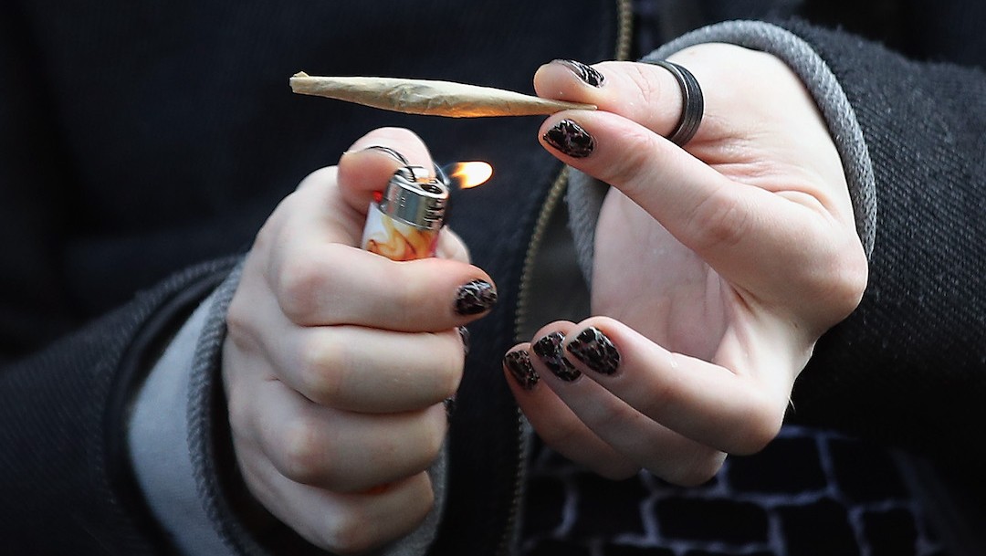 Un fumador de marihuana recreativa en Nueva York (Getty Images)