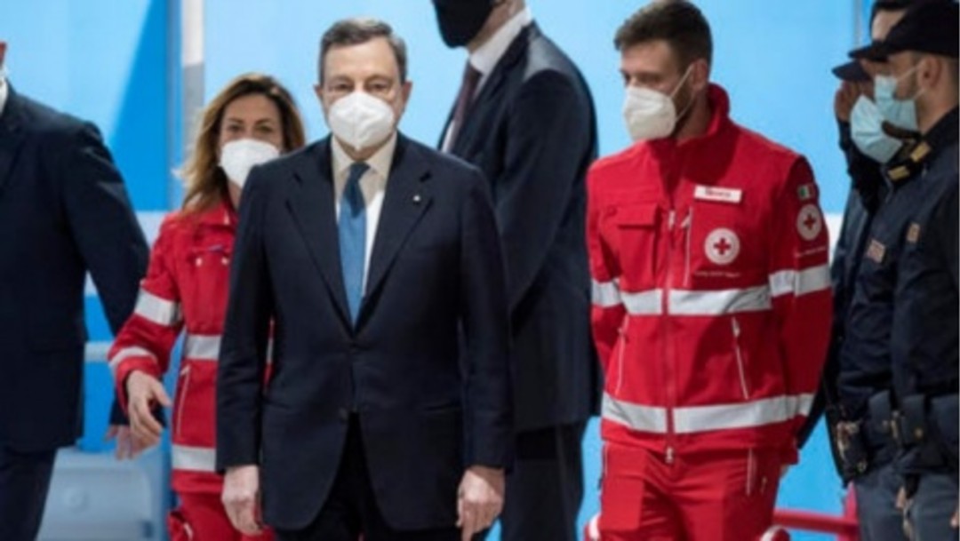Mario Draghi y su esposa se vacunan con AstraZeneca