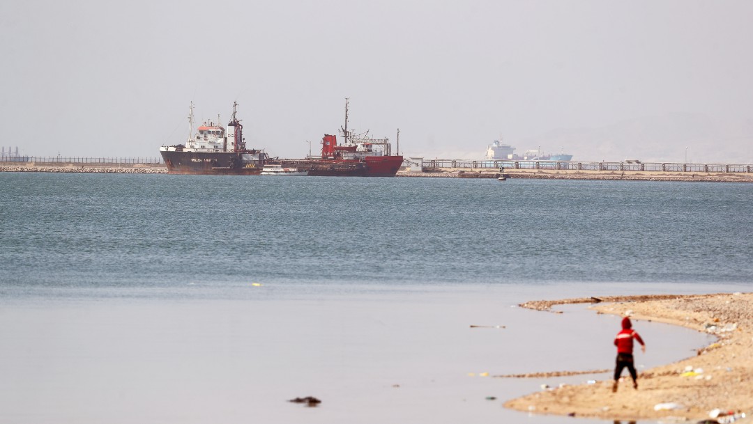 Más de 230 barcos esperan para atravesar el canal de Suez bloqueado