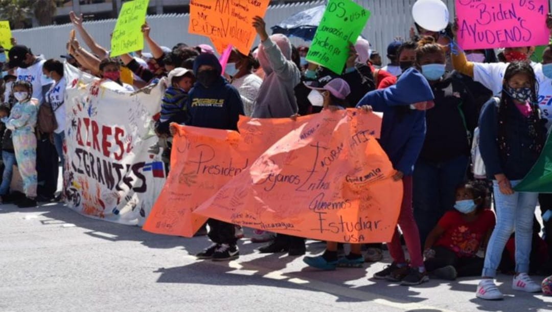 Migrantes se manifestaron en la Garita de San Ysidro para pedir asilo en EEUU