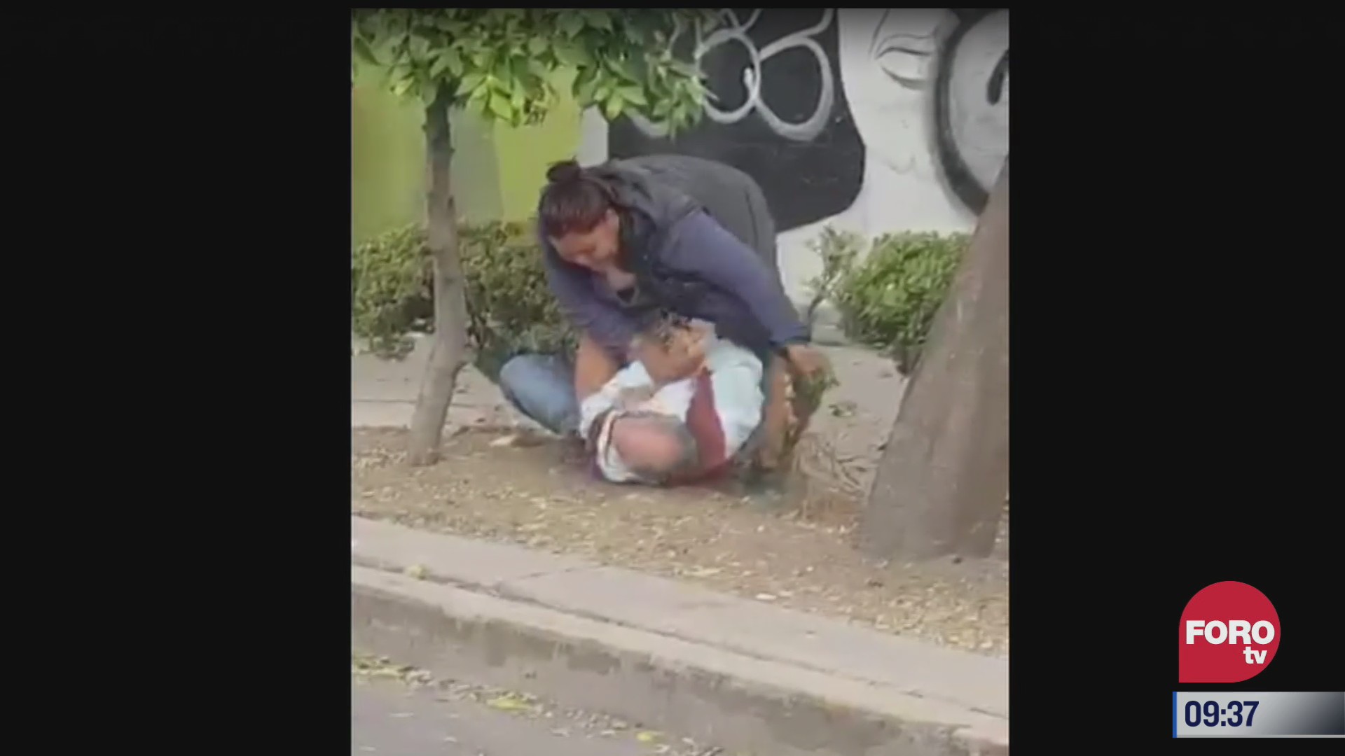 mujer golpea a hombre de la tercera edad en plena calle
