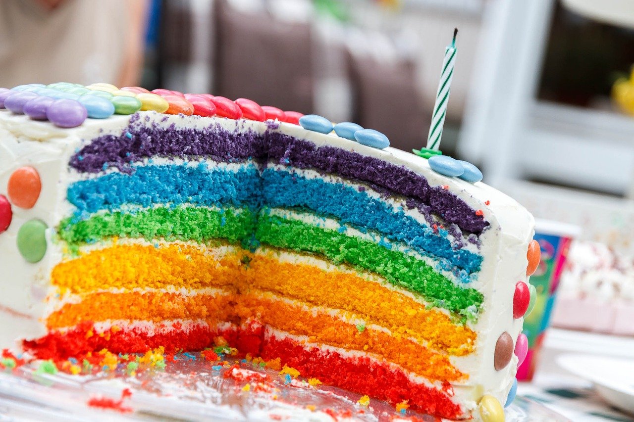 Mujer trans demanda a hombre que se negó a hacerle un pastel