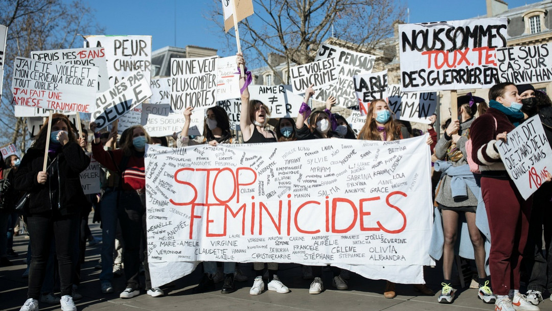 Miles de mujeres se manifiestan en Francia por sus derechos