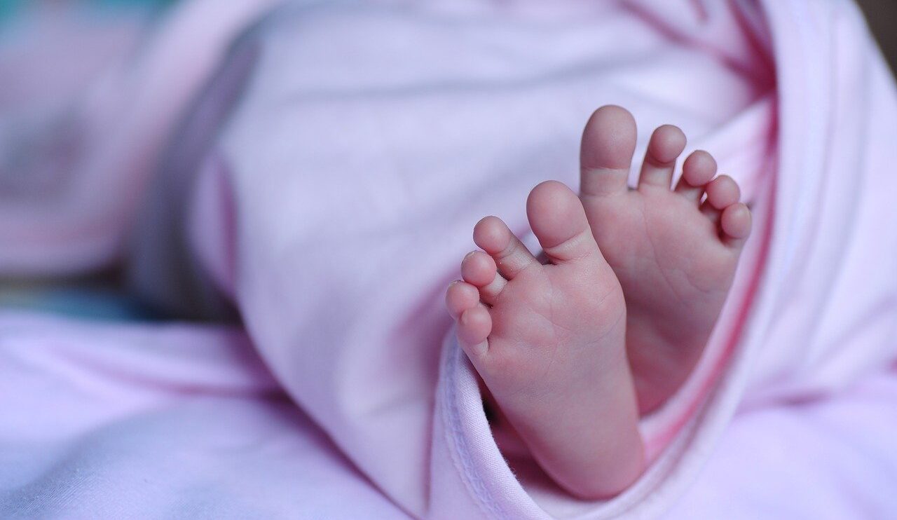 Bebé con anticuerpos contra covid nace en Florida, Estados Unidos