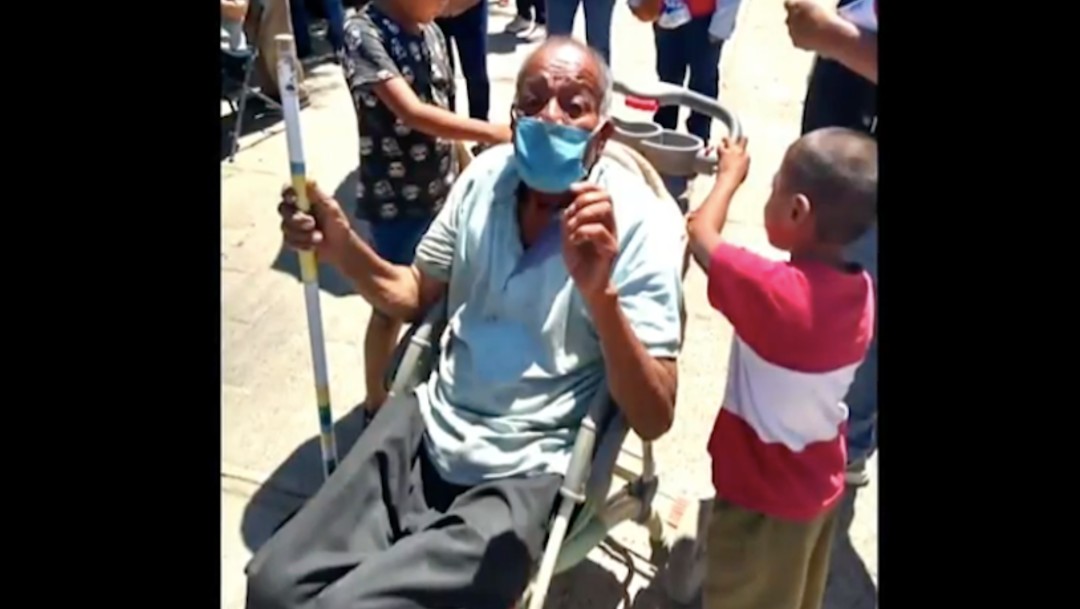 Niños llevan a bisabuelo en carriola a vacunarse contra COVID en Oaxaca