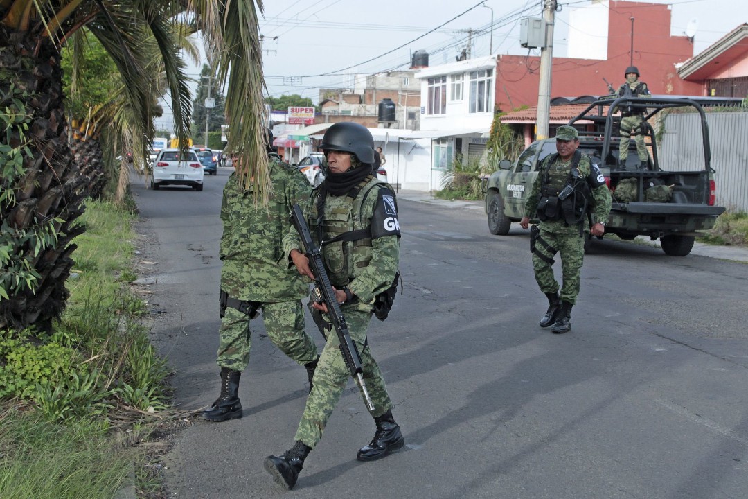 Grupo-armado-irrumpe-en-hospital-y-rescata-a-reo-en-Puebla