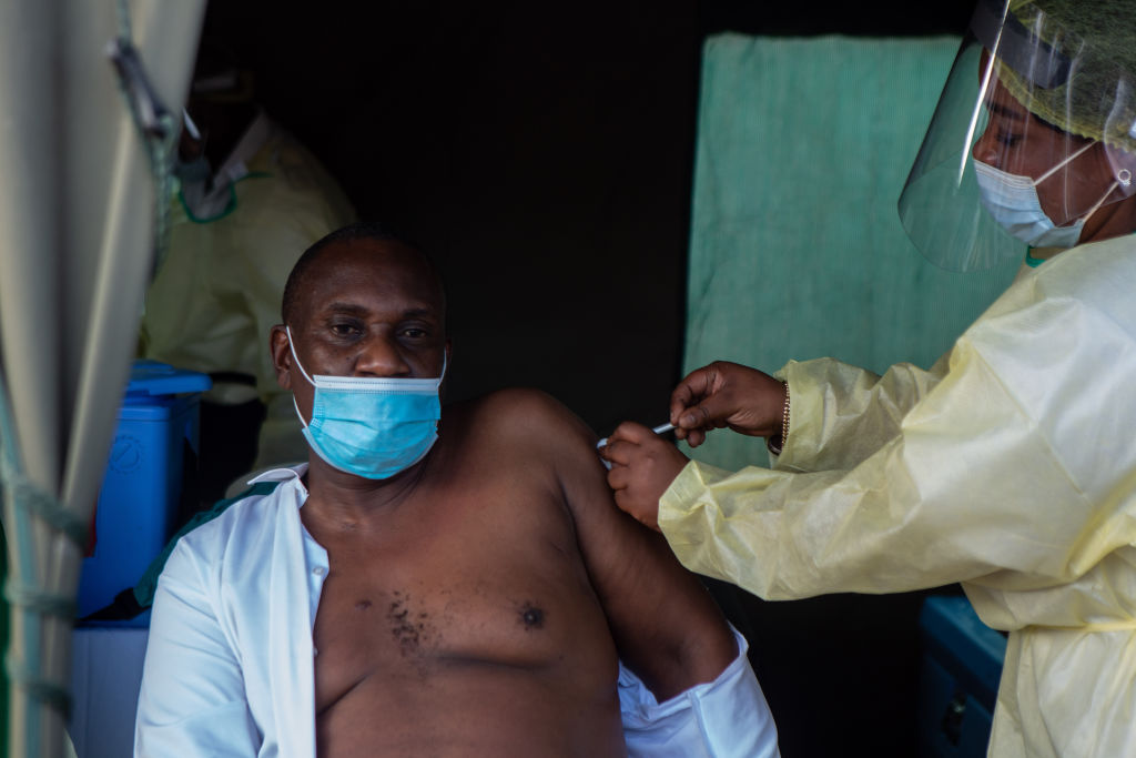 Ministro de Estado Owen Mudha Ncube recibe primera dosis de vacuna covid