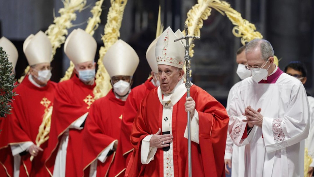 Casi todos los que participaron en la misa de Domingo de Ramos, excepto el Papa Francisco y el coro, llevaban cubrebocas (AP)