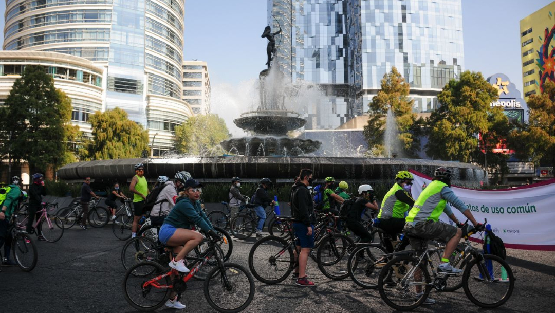 Ciclistas esperan continuar su camino mientras trabajadores de la capital les dan instrucciones