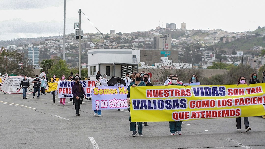 Personal médico de Tijuana protesta exigiendo vacunas contra COVID-19