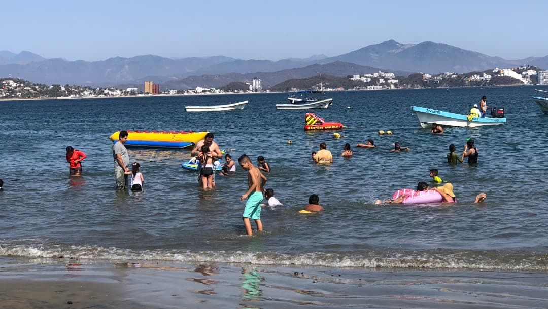 Pese a COVID, cientos de turistas llegan a las costas de Colima y Guerrero