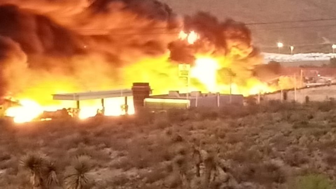 Pipa de combustible vuelca y se incendia sobre la carretera Saltillo-Monterrey