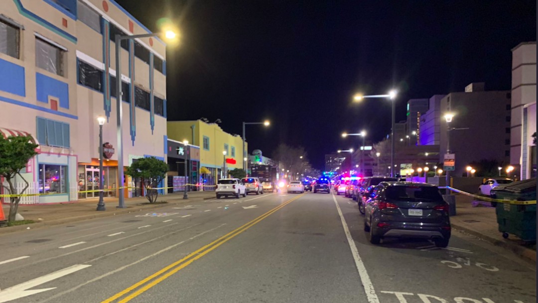 Autoridades investigan tiroteos en Virginia Beach, Estados Unidos (Twitter: @BrettHNews)