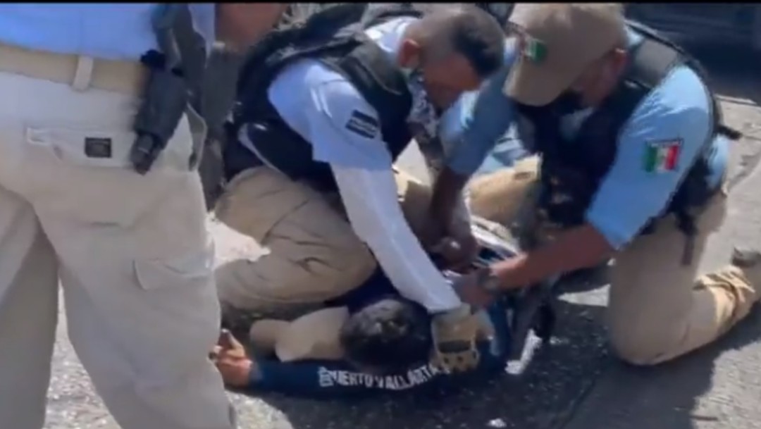 Policías de Acapulco someten a hombre por presunta portación de arma