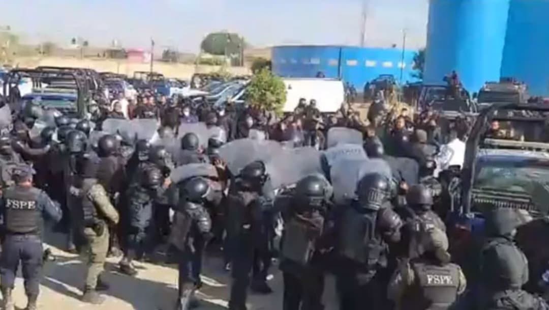 Policías estatales y municipales se enfrentan en Silao, durante revisión de armamento