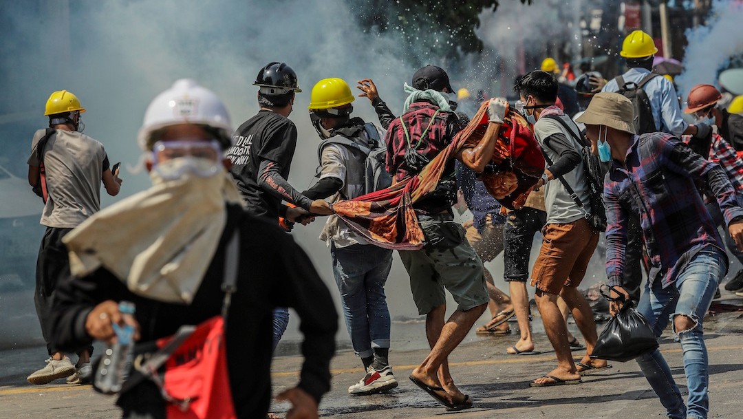 Fuerzas del orden en Myanmar lanzan gas lacrimógeno contra manifestantes (EFE)