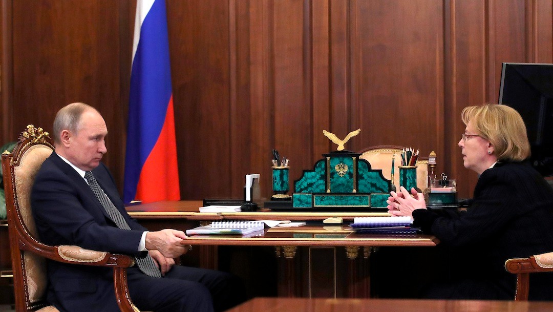 El presidente de Rusia, Vladimir Putin y Veronika Skvortsova de la Agencia Federal Médico-Biológica de Rusia (EFE)