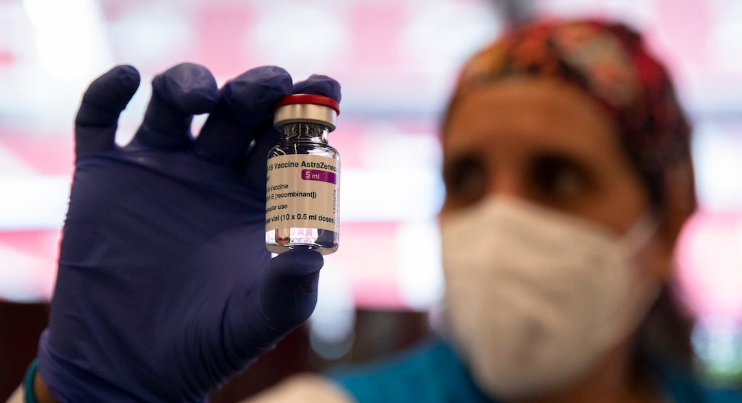 Vacuna COVID-19 de AstraZeneca se ha aplicado en España (Getty Images)
