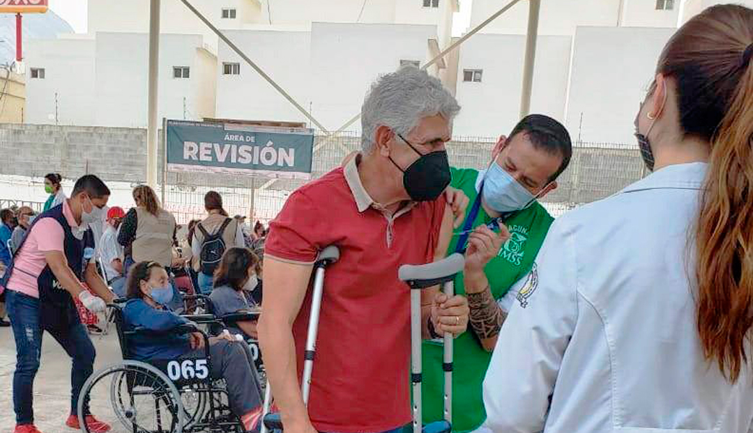 Tuca Ferretti recibe vacuna contra covid en Nuevo León