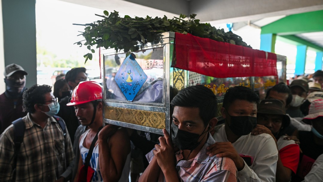 Un manifestante muere por disparos de la policía en Birmania