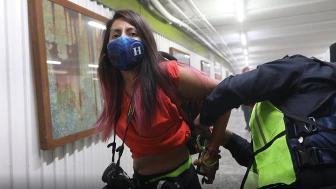 Una de las fotógrafas detenidas en el Metro Hidalgo