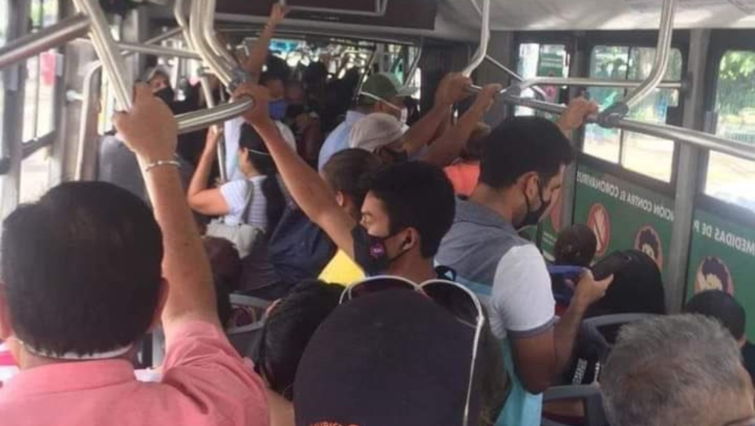Usuarios y choferes de transporte público de Acapulco relajan medidas sanitarias contra COVID