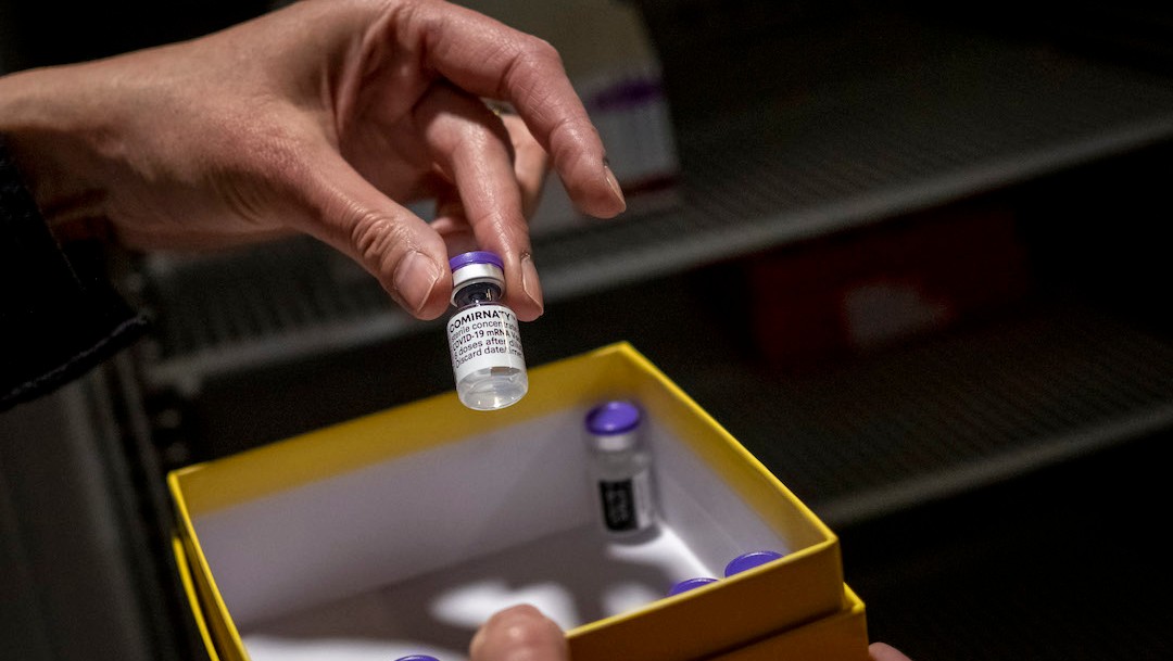 Personal médico muestra la vacuna Oxford-AstraZeneca (Getty Images)