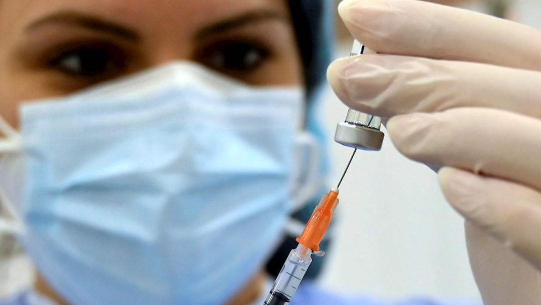 Una enfermera prepara una vacuna