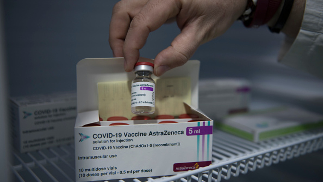 Fotografía que muestra la vacuna contra la COVID-19 de AstraZeneca