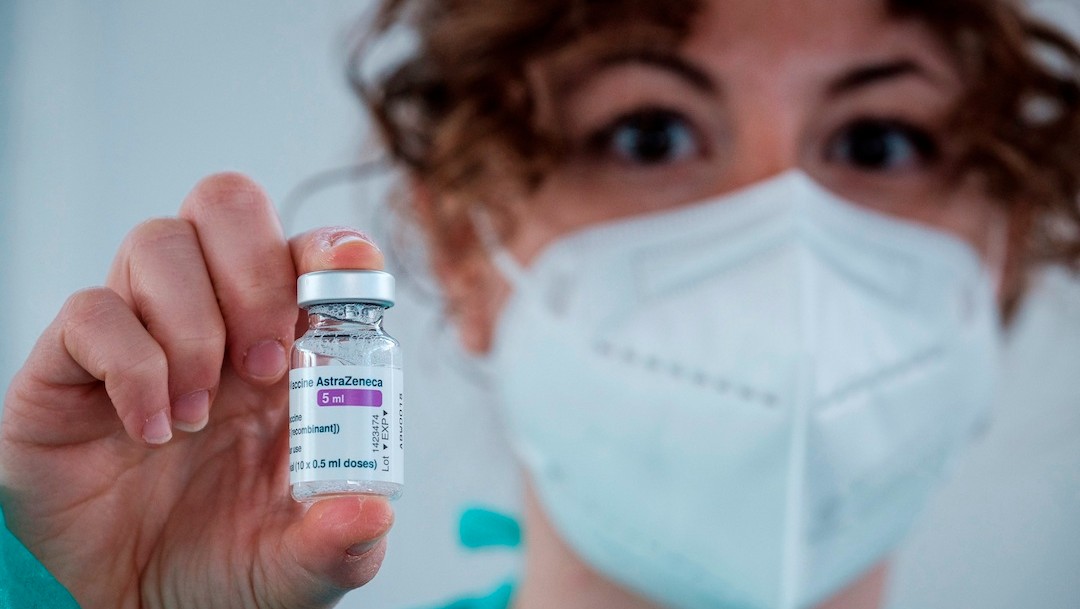 Una enfermera muestra la vacuna de AstraZeneca contra Covid-19 en Ibiza, España (EFE)