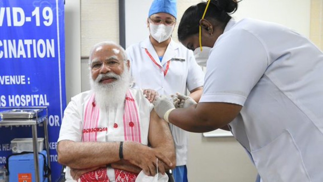 El primer ministro de India, Narendra Modi, recibe la primera dosis de Covaxin, una vacuna fabricada y desarrollada en el país asiático (Twitter: @narendramodi)