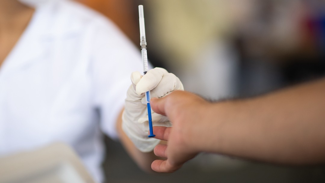 Una enfermera prepara una jeringa con una dosis de vacuna contra COVID-19 (Getty Images)