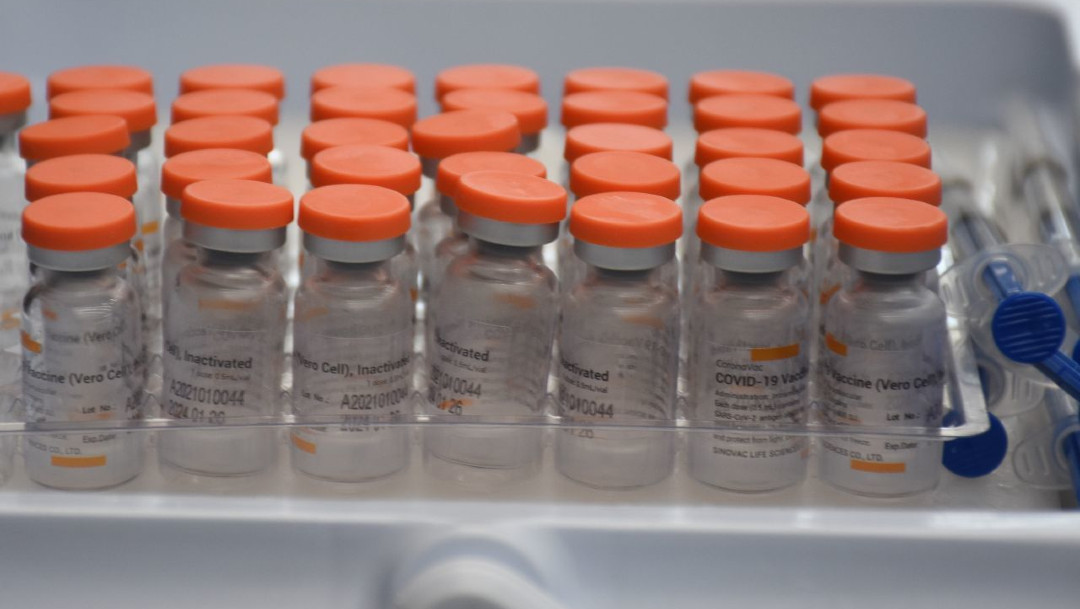 Inicia distribución de 800 mil vacunas Sinovac a diferentes estados de México
