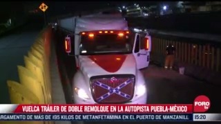 vuelca trailer de doble remolque en la autopista puebla mexico