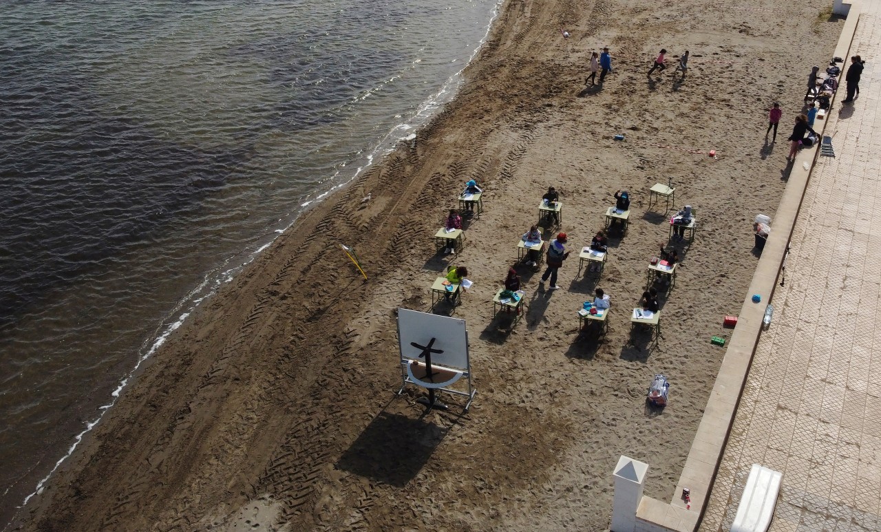 Niños toman clases presenciales en la playa en España