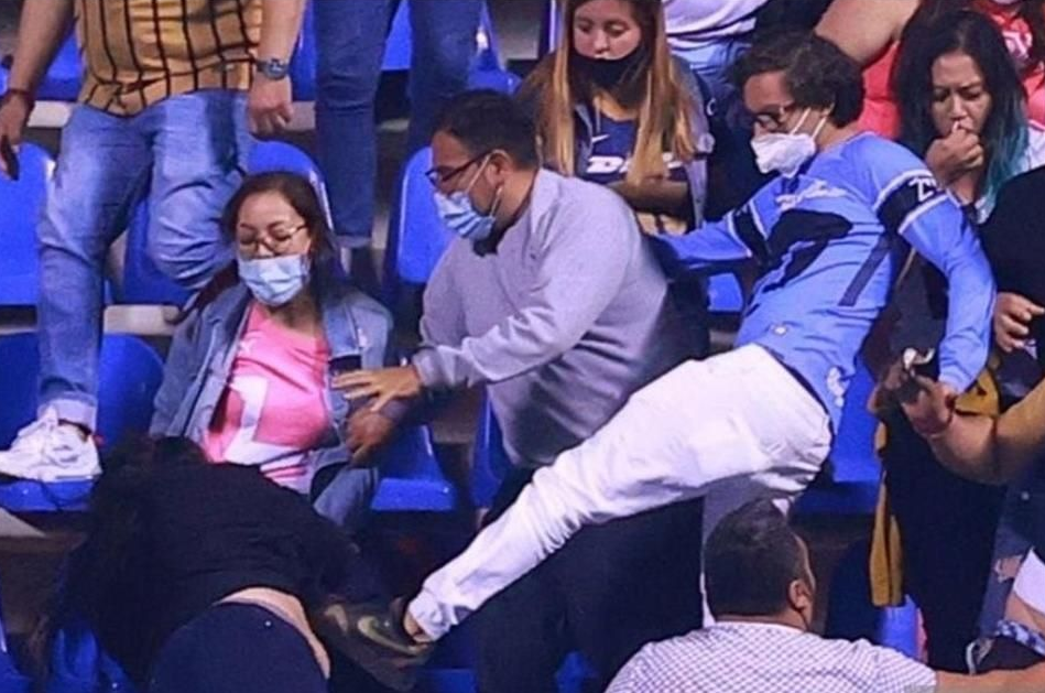 Agresor pateó a una mujer durante el Puebla vs. Pumas