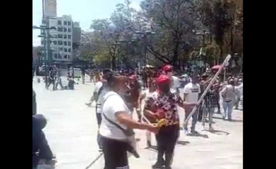 Comerciantes-ambulantes-golpean-a-feministas-en-Bellas-Artes