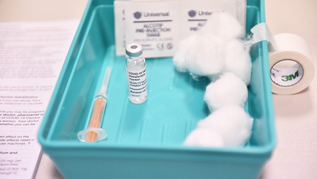 América insiste en seguridad de vacunas anticovid pese a casos de trombos