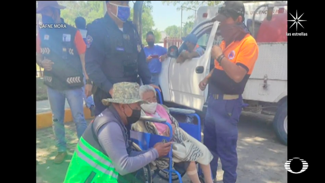 Anciana, víctima de violencia, pide ayuda mientras la vacunan contra COVID en Iztapalapa