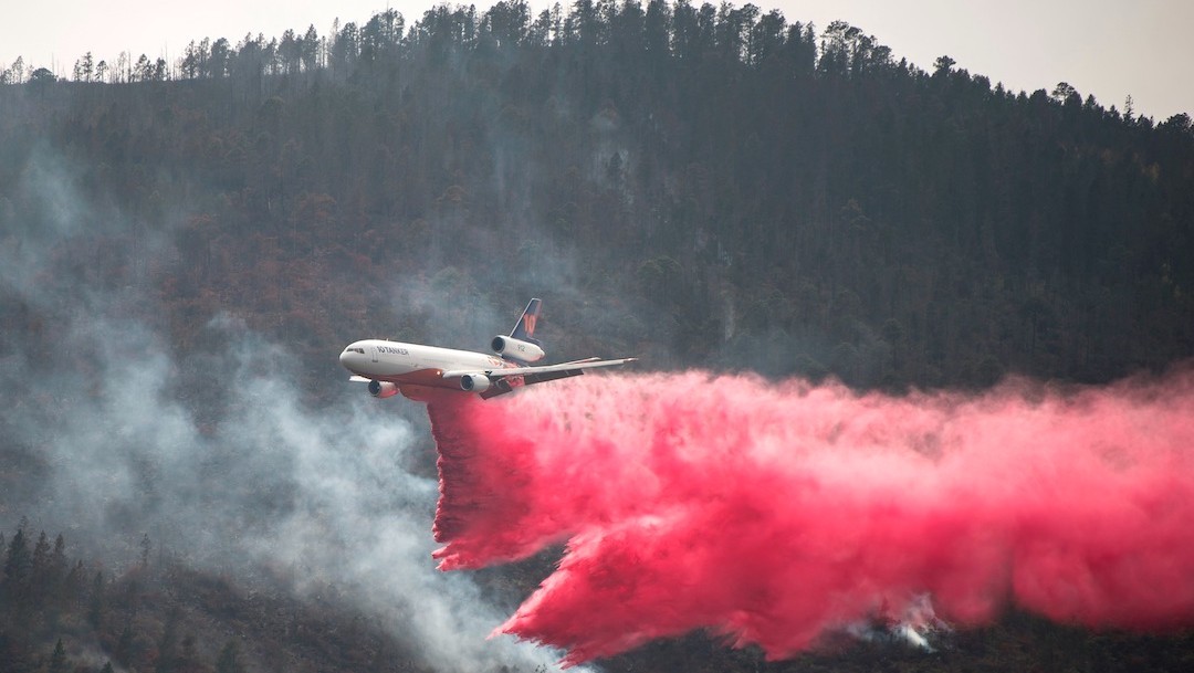 Un avión D10, durante el combate del incendio forestal en el lugar el Baratillo en el municipio de Arteaga Coahuila (EFE)