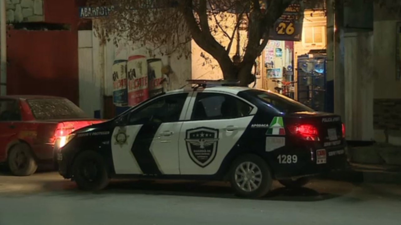 Atacan a disparos a policías tras reporte de asalto a tienda en Apodaca