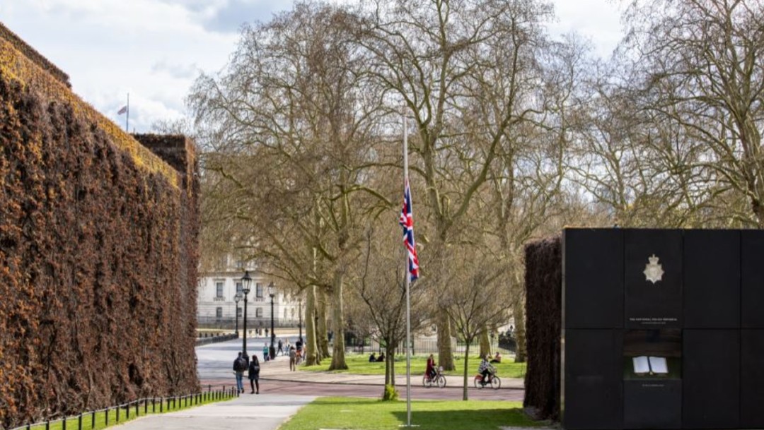 Banderas a media asta en el Palacio de Buckingham