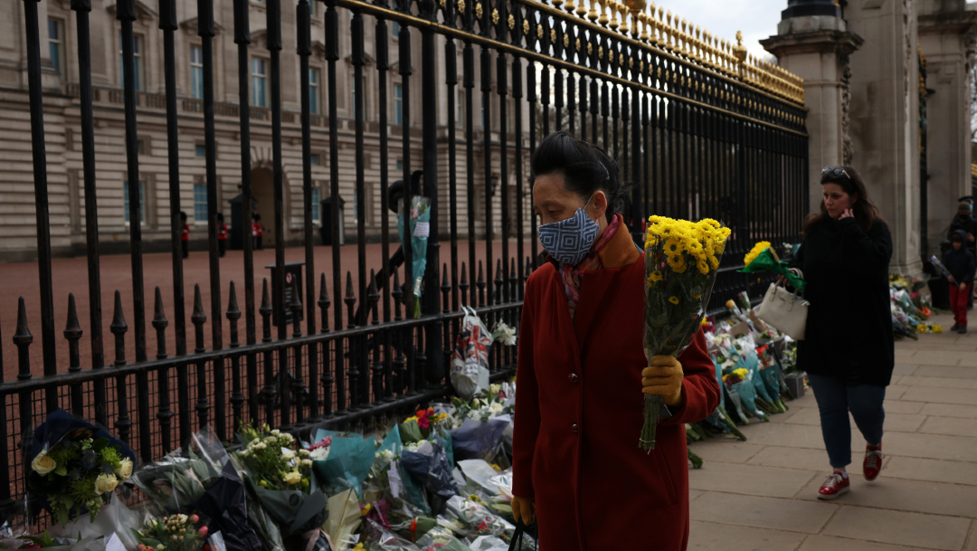Británicos lloran en Buckingham la muerte de su 'abuelo'