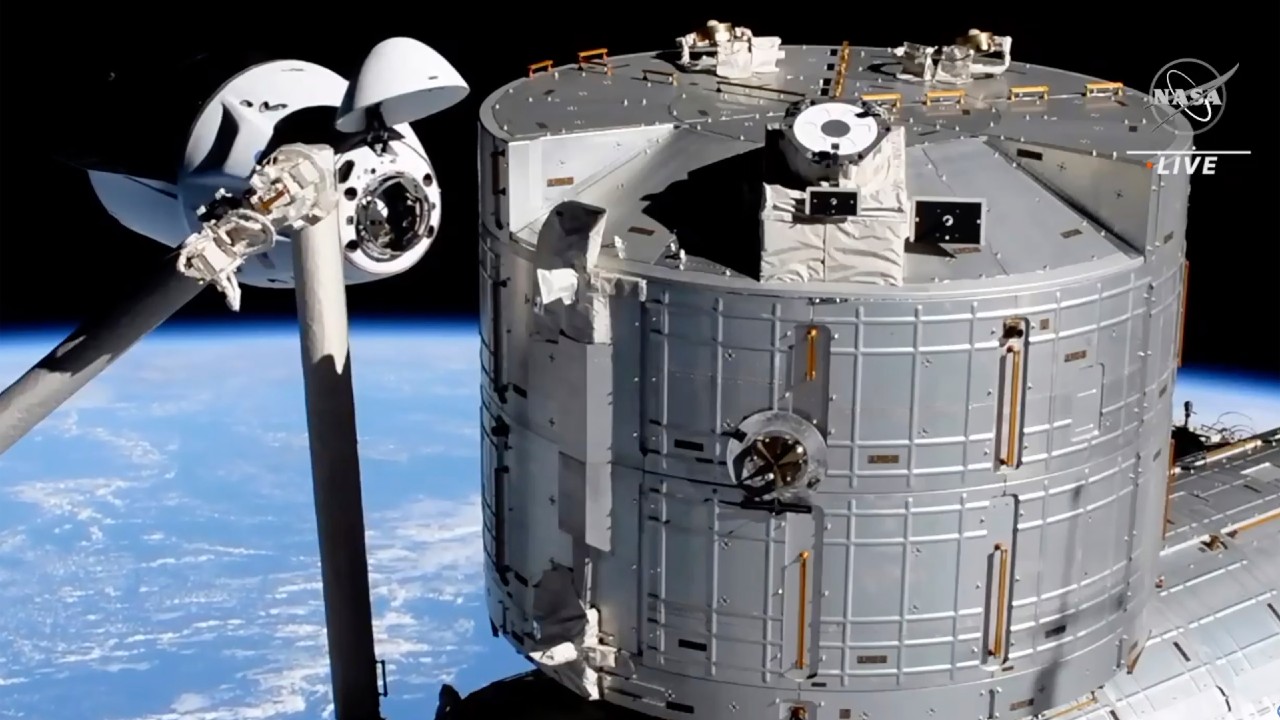 Cápsula Crew Dragon de SpaceX comienza a acoplarse a la Estación Espacial Internacional