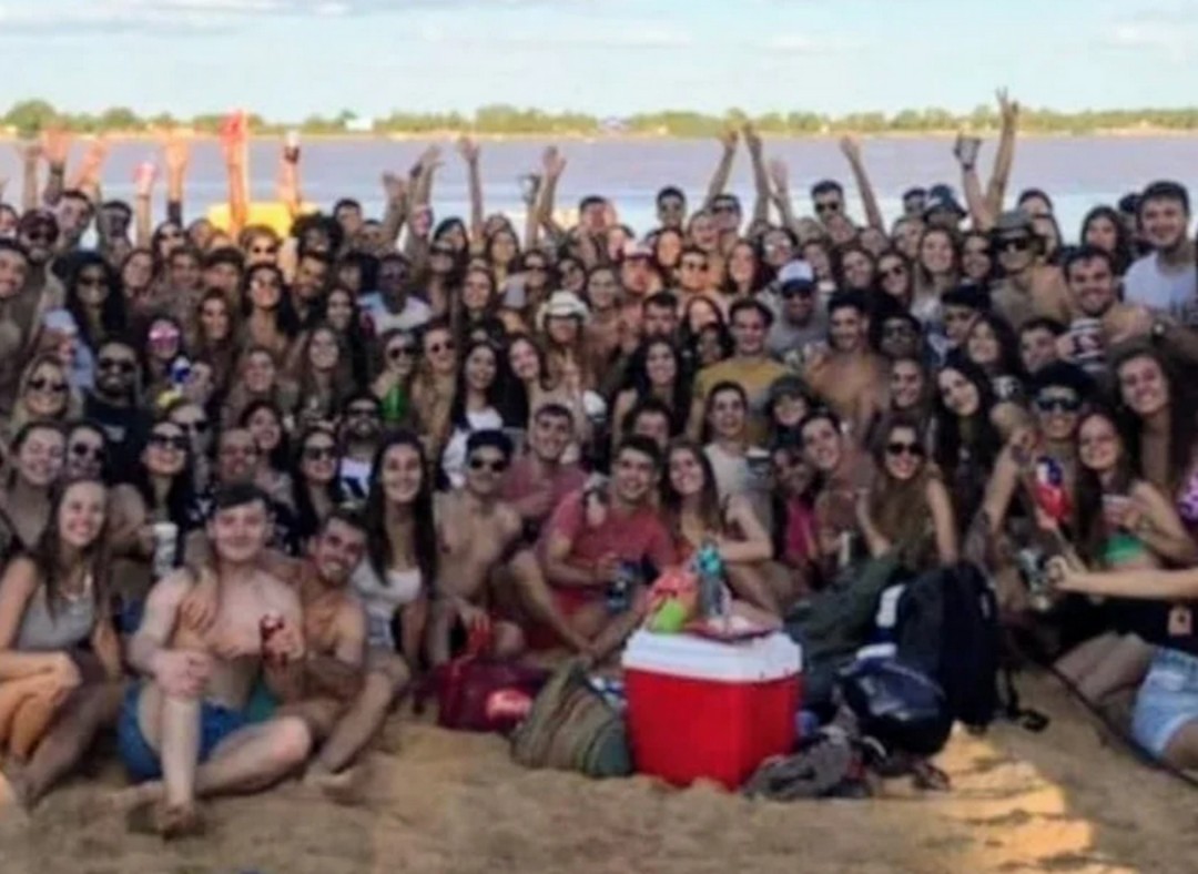 200 estudiantes de medicina que armaron fiesta en Argentina